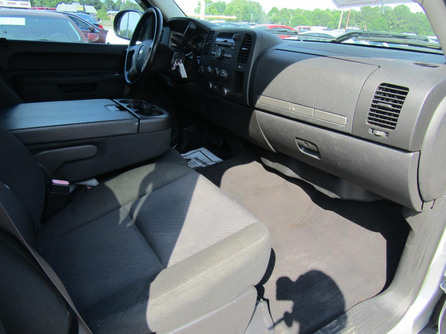 2013 Silver /Gray Chevrolet Silverado 1500 (3GCPKSE72DG) , Automatic transmission, located at 15016 S Hwy 231, Midland City, AL, 36350, (334) 983-3001, 31.306210, -85.495277 - Photo#9